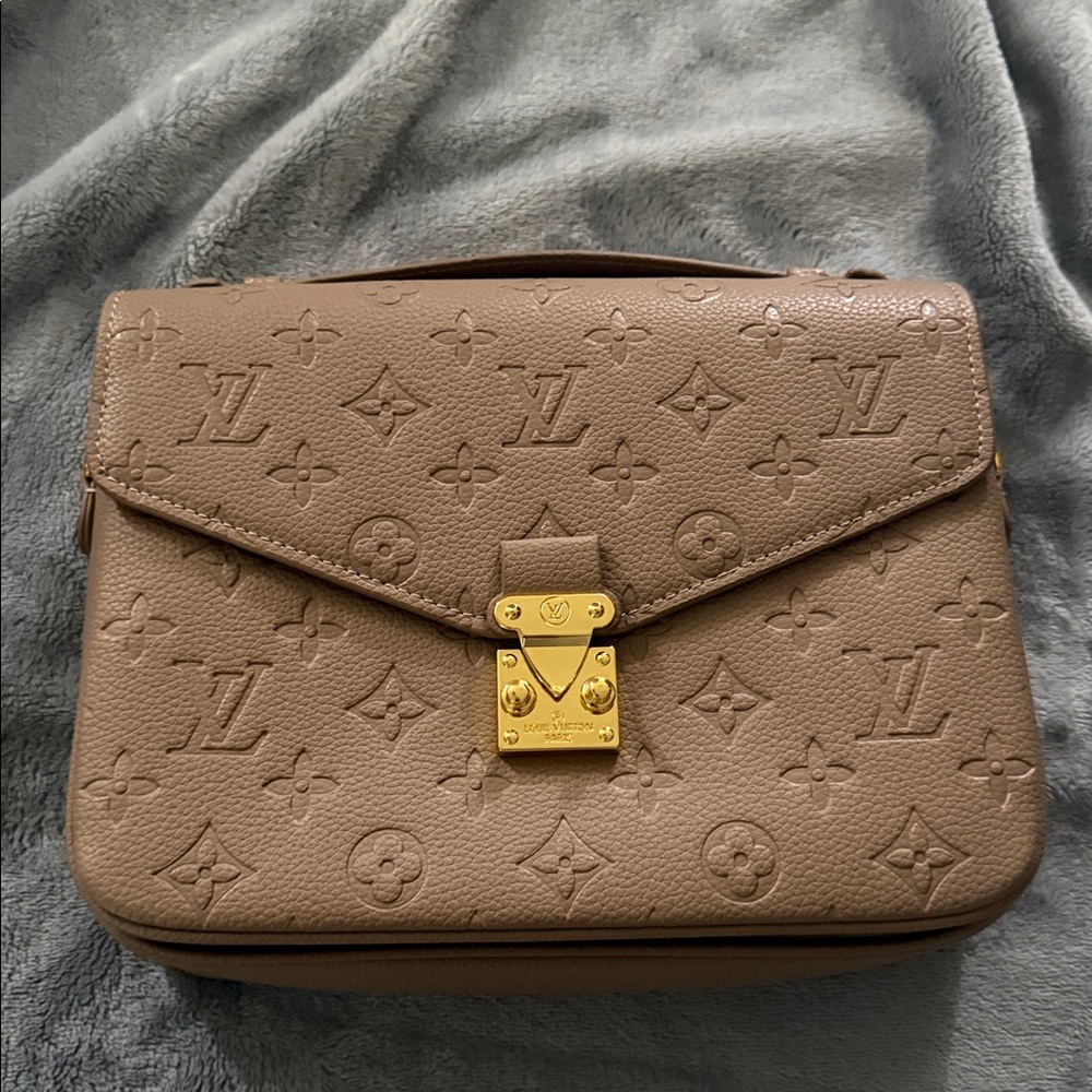 Monogram Crossbody Fashion Bag - Picture 2 of 9